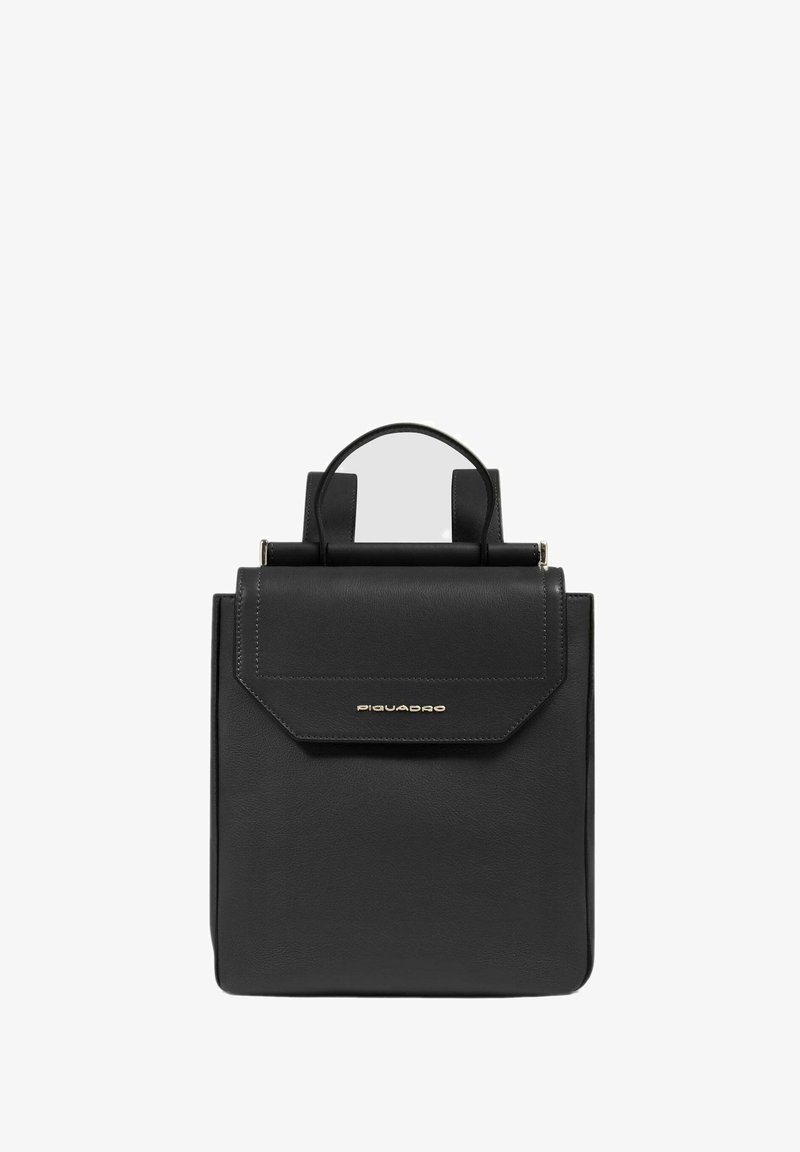 Mochila de cuero negro con una forma estructurada, cierre tipo solapa y asa en la parte superior. Presenta un acento de logo dorado y un diseño minimalista.