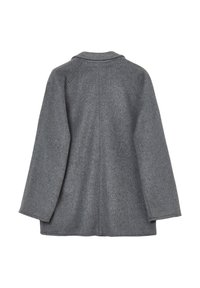 Cappotto di lana grigio con silhouette dritta, colletto a scollatura e maniche larghe. La texture è morbida, con una finitura pulita e senza hardware visibile.
