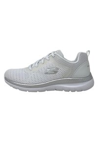 Scarpa da atletica bianca con tomaia in mesh, lacci piatti e suola ammortizzata; dettagli riflettenti lungo il lato; design leggero.