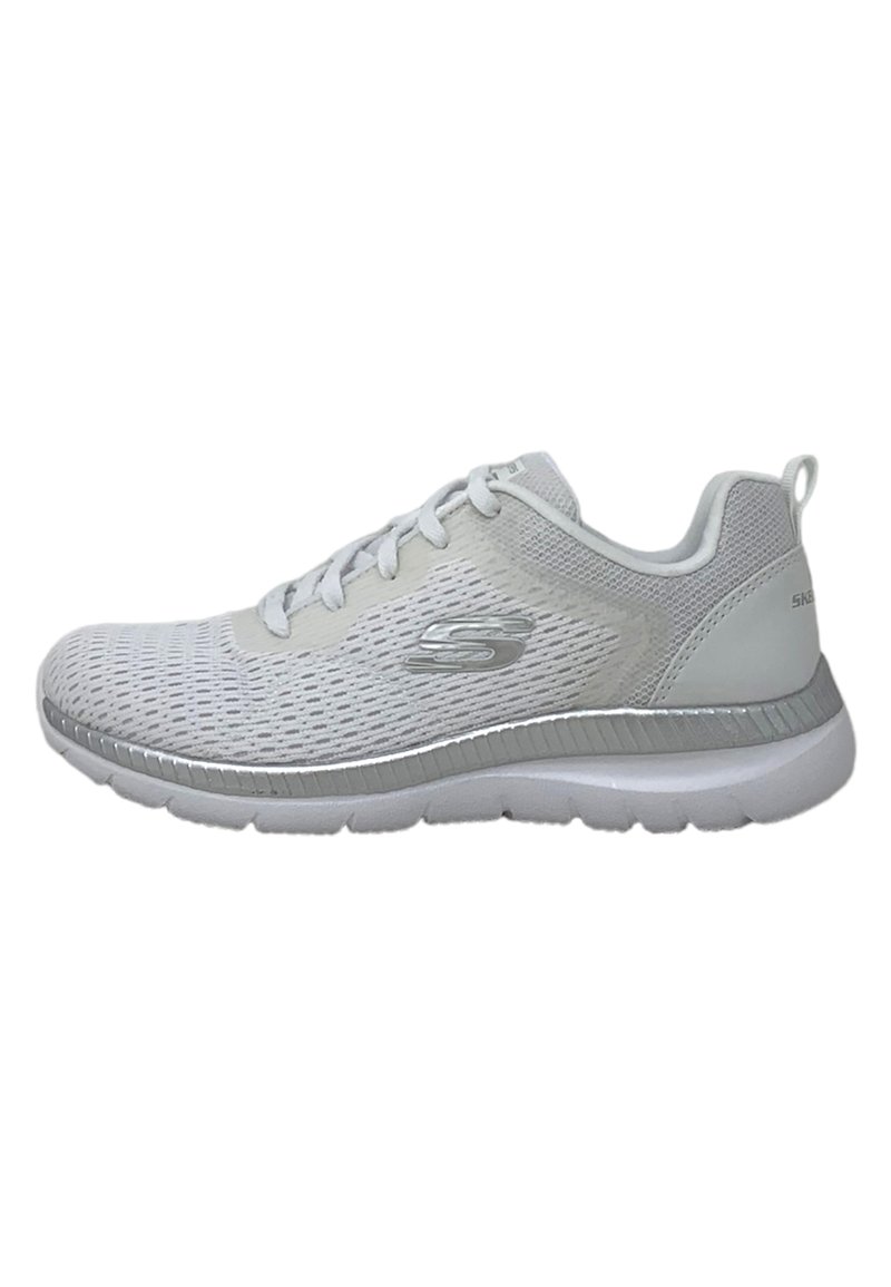 Scarpa da atletica bianca con tomaia in mesh, lacci piatti e suola ammortizzata; dettagli riflettenti lungo il lato; design leggero.