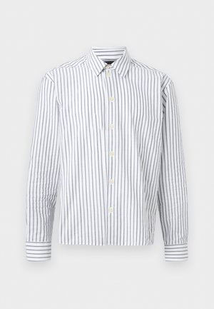 Λευκό πουκάμισο μακρυμάνικο με κουμπιά, με κάθετες λεπτές μαύρες ρίγες και μυτερό γιακά, απλωμένο επίπεδα σε λευκό φόντο.