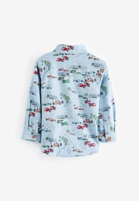Camicia azzurro chiaro con motivo ripetuto di automobili e alberi. Maniche lunghe con polsini con bottoni, realizzata in tessuto strutturato.