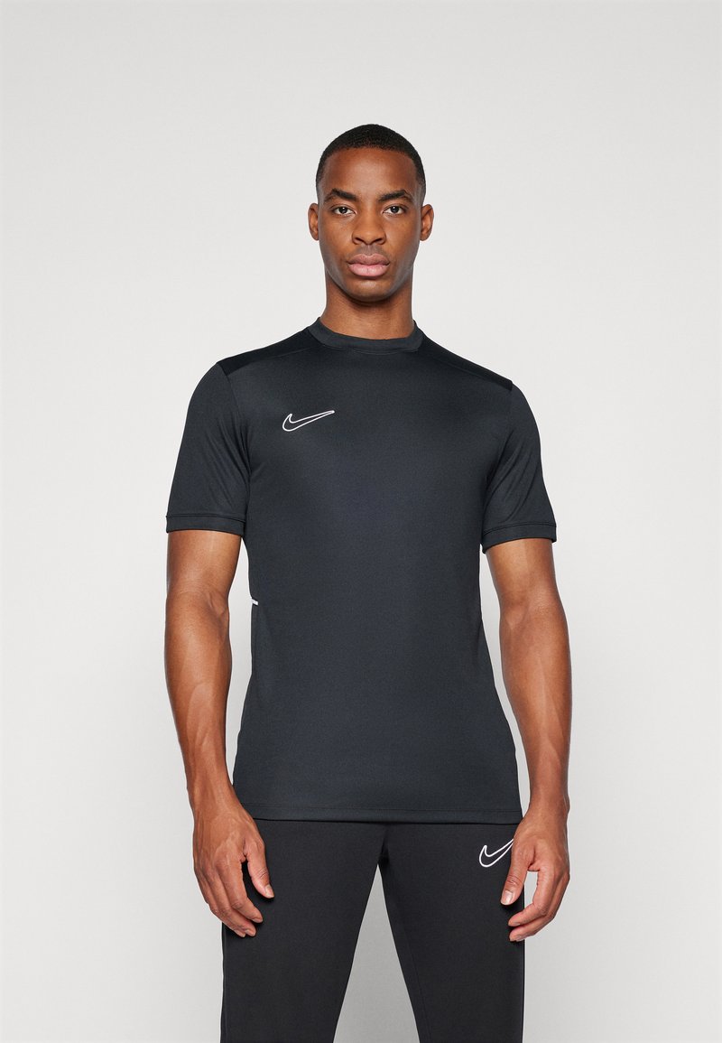 T-shirt de sport noir à manches courtes Nike, col rond, en matériau léger, avec un logo brodé blanc sur la poitrine gauche.