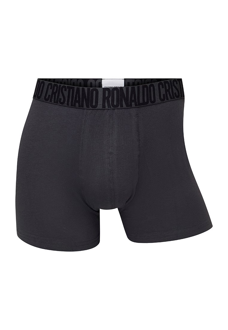 Czarne bokserki w dopasowanym fasonie, wykonane z miękkiej tkaniny, z szerokim pasem uciskowym z wytłoczonym napisem "CRISTIANO RONALDO" w czerni.