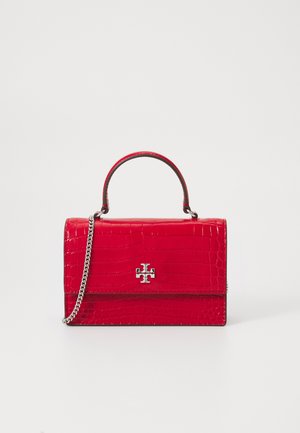 Sac à main rouge en relief crocodile avec une poignée supérieure, une bandoulière en chaîne argentée et un accent logo métallique à l'avant. Fini lisse et brillant.