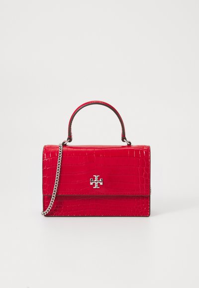 Rød krokodillepræget håndtaske med en top-håndtag, sølvfarvet kædestrop og en metallisk logo-accents på forsiden. Glat, blank finish.