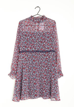 Abito a maniche lunghe in tessuto trasparente con sfondo blu navy decorato da motivi floreali rossi e azzurri chiari sparsi e dettaglio arricciato al collo.