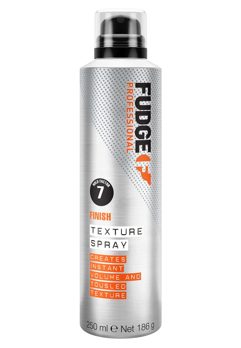 Fudge Professional Texture Spray i en sølv aerosol dåse, med orange og sort tekst, teksturerede grafiske mønstre og et dysehætte.