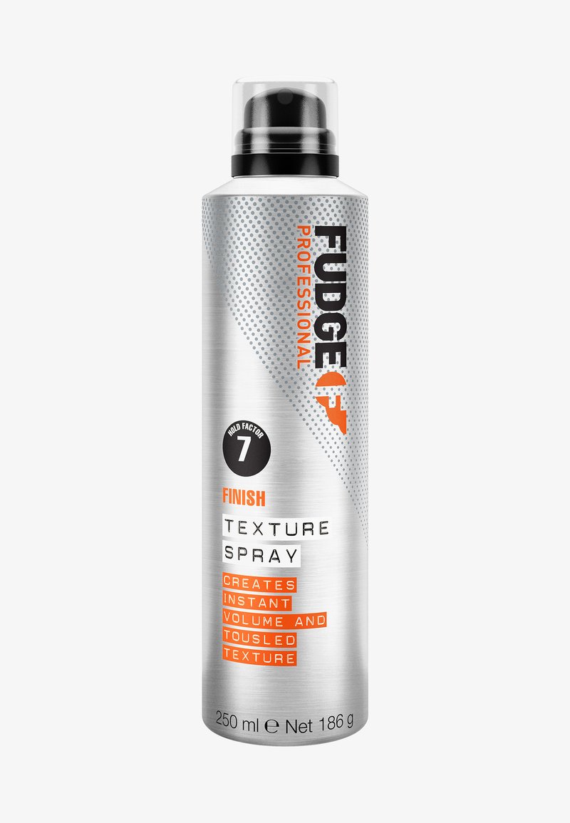 Fudge Professional Texture Spray i en sølv aerosol dåse, med orange og sort tekst, teksturerede grafiske mønstre og et dysehætte.