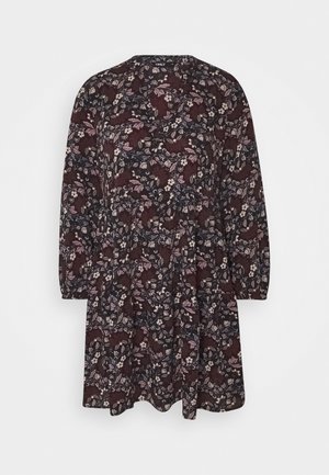 Robe florale à manches longues, col rond, en tissu bourgogne foncé présentant des motifs de fleurs et de feuilles roses et blanches, plissée au niveau de la jupe.