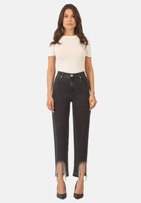 Apart MIT KRISTALLSTEINEN - Vaqueros slim fit - schwarz