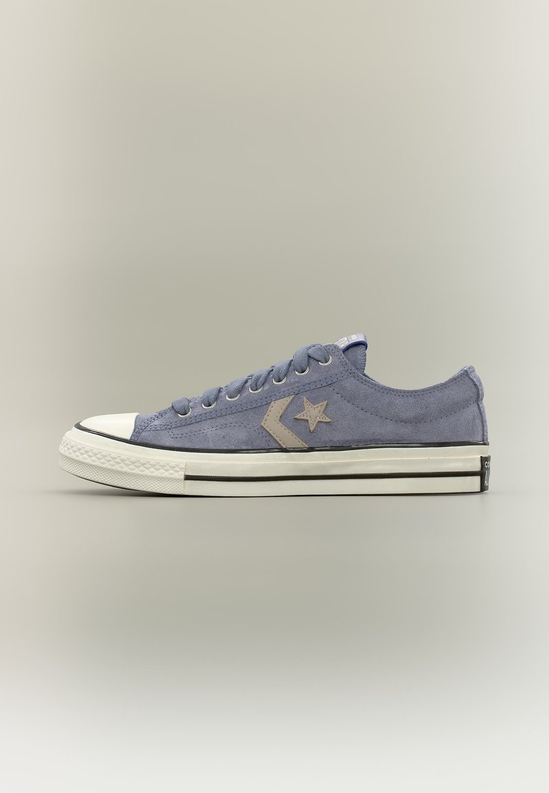 Χαμηλό μπλε σουέντ αθλητικό παπούτσι με λευκή λαστιχένια μύτη, λογότυπο αστέρι και chevron, λευκή ενδιάμεση σόλα με μαύρες ρίγες και κλείσιμο με κορδόνια.