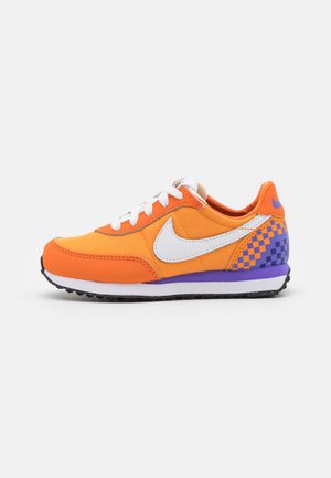 WAFFLE TRAINER 2 SE UNISEX - Sneakers laag - kumquat/white/psychic purple/court purple