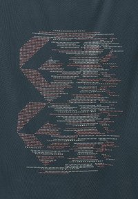 T-shirt blu scuro con un design geometrico realizzato in strass rossi, argento e bianchi, dotato di una texture di tessuto morbida.