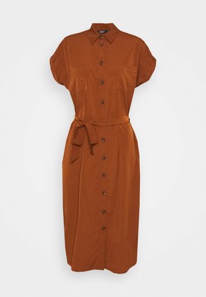 Robe-chemise midi à manches courtes couleur rouille avec boutons sur le devant, poches poitrine, col, et ceinture en tissu nouée à la taille.