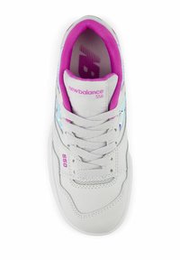 Vit sneaker med en texturerad läderöverkänsla, rosa detaljer, logotypdetaljer och en nät-tunga. Har en klassisk snörningsdesign.