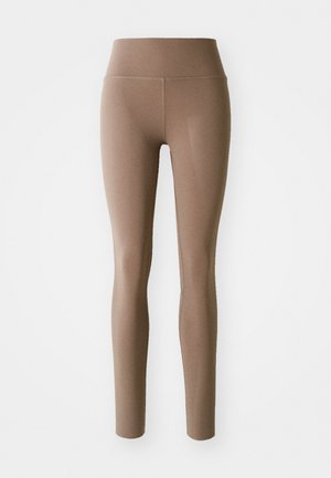 Leggings castanhas de cintura alta, sem costura, com costuras planas, desenhadas para um ajuste confortável e comprimento até o tornozelo, num fundo branco.