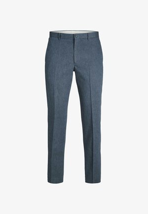 Pantaloni su misura in tessuto blu scuro, con una texture liscia, fronte piatto e chiusura con un singolo bottone. Gambe a sigaretta e dettagli minimi.