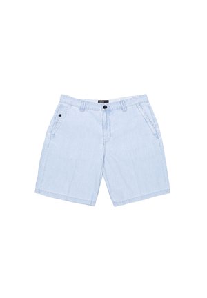 Hellblaue Herren-Shorts mit Knopf- und Reißverschluss, Gürtelschlaufen und seitlichen Taschen, flach auf weißem Hintergrund liegend.