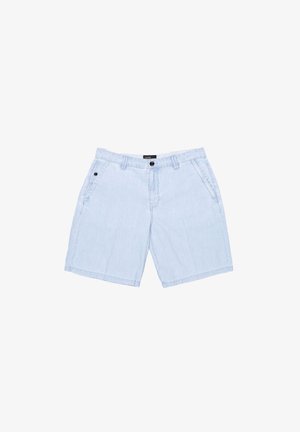 Lichtblauwe herenshorts met knoop- en ritssluiting, lussen voor een riem en zijzakken, plat gelegd op een witte achtergrond.