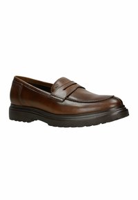 Bruine leren instapper met een zwarte rubberen zool, slip-on stijl en een decoratieve band over de bovenkant.