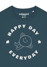 Marineblauwe T-shirt gemaakt van zachte katoen met witte tekst "HAPPY DAY EVERYDAY" en een lachende zonafbeelding gecentreerd op de voorkant.