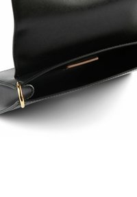 Clutch in pelle nera dalla texture liscia, con un anello in metallo color oro e un interno aperto che mette in risalto un design semplice.