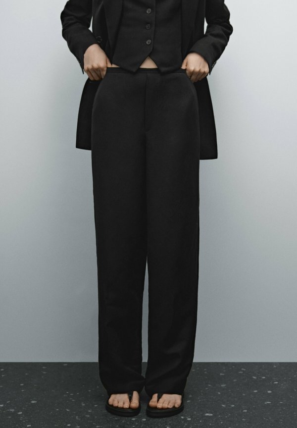 WITH A CLEAN DESIGN - Trousers