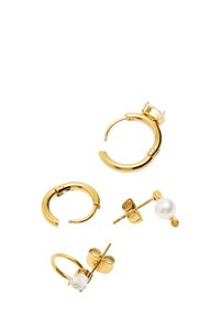 Cztery pary kolczyków: dwie złote obręcze, z których jedna ma przezroczysty kamień; jeden kolczyk wkręcany z perłą; gładki metal; błyszczące wykończenie.