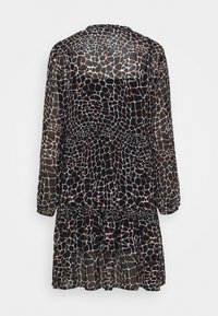 Robe noire transparente avec un motif imprimé girafe, des manches longues, une taille froncée et un ourlet en couches. Tissu léger avec un design fluide.