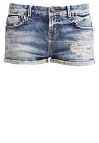 Short en jean bleu délavé avec revers, bouton devant, poches et zones usées sur les deux jambes.