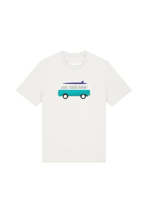 T-shirt blanc avec un motif de camping-car turquoise et blanc surmonté d'une planche de surf bleue au centre.