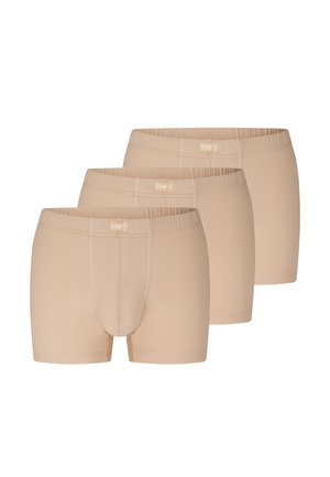 Drei beige Herren-Boxershorts mit elastischem Bund diagonal auf weißem Hintergrund gestapelt.