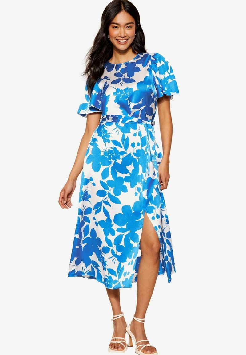 Blaues Blumendruckkleid aus leichtem Stoff, mit kurzen Schmetterlingsärmeln, einer figurnahen Taille und einem schlitz bis zum Oberschenkel. Betont durch eine glatte Textur.