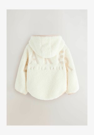 Sudadera de forro polar blanca y esponjosa con un dobladillo redondeado y un suave forro rosa. Presenta letras grandes en la parte trasera y una capucha.