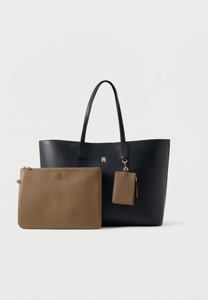 Sort læder tote taske med to tilbehørsposer: en brun lynlås-pose og en brun kortholder, med detaljer i guld-tone hardware.