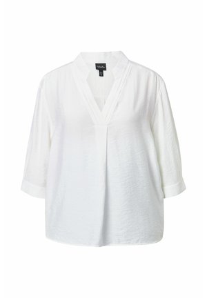 Bílá dámská halenka s tříčtvrtečními rukávy, výstřihem do V a volným střihem, vyrobená z lehké texturované tkaniny.