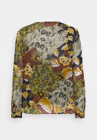 Langärmlige Bluse mit Patchwork-Design in den Farben Grün, Braun und Marineblau, mit detaillierten floralen und geometrischen Mustern auf leichtem Stoff.