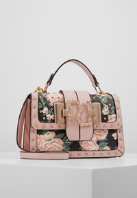 Blommönstrad handväska i svart med rosa accenter, guldstift och ett guldkläpp.