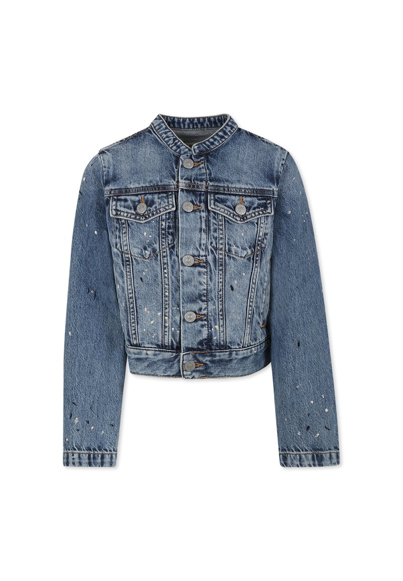 Giacca in denim con design corto, colore blu chiaro, chiusura a bottoni, due tasche anteriori e dettagli strappati in tutto il capo.