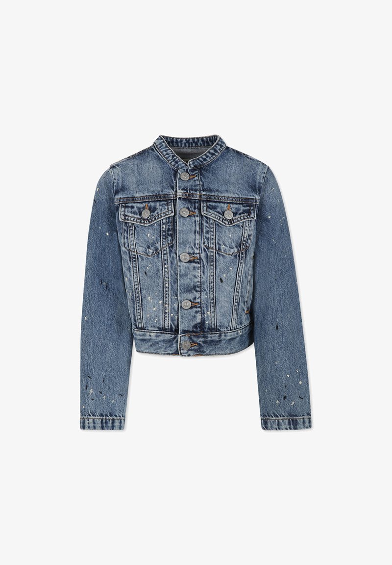 Veste en denim au design court, couleur bleu clair, fermeture à boutons, deux poches avant et détails usés sur l'ensemble.