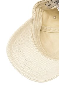 Cappello in cotone beige con visiera curvata, tessuto texturizzato e dettagli di cucitura visibili. Include un'etichetta interna.