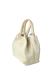 Geweven beige handtas met gladde leren handvatten, voorzien van een gestructureerde vorm en subtiele textuur. Zilverkleurige hardware accenten zichtbaar.