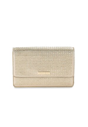 Pochette portefeuille en métal doré avec un motif en grille texturé, finition lisse et une plaque logo à l'avant. Comprend une fermeture à rabat.