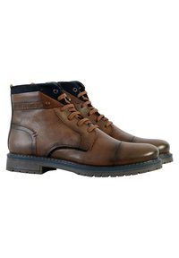 Botas de cuero marrón hasta el tobillo con un acabado suave, puntera redonda y cuello de ante de color azul marino en contraste. Presentan cordones marrones y suela de goma para mayor durabilidad.