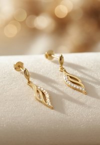 Orecchini in oro con un design intrecciato e accenti brillanti. Ogni orecchino è lungo circa cinque centimetri. La finitura testurizzata aggiunge dettaglio.