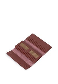 Brązowy skórzany portfel o fakturowanej powierzchni, wyposażony w liczne przegródki na karty, dwa przezroczyste okienka na dowód tożsamości oraz miękką różową podszewkę wewnętrzną.
