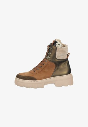Brązowe wysokie buty z mieszanym materiałem, zamszowymi i metalicznymi akcentami, grubą podeszwą oraz miękkim kołnierzem.