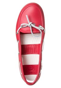 Botte en caoutchouc rouge avec un bout arrondi, intérieur blanc, lacets gris et œillets en argent. Semelle intérieure texturée avec des rainures pour une meilleure adhérence.