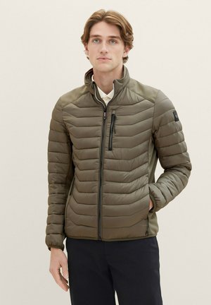 Olivgrüne Steppjacke mit Reißverschluss, horizontalem Steppmuster, Stehkragen und Seitentaschen. Strukturiertes Schulterdesign.